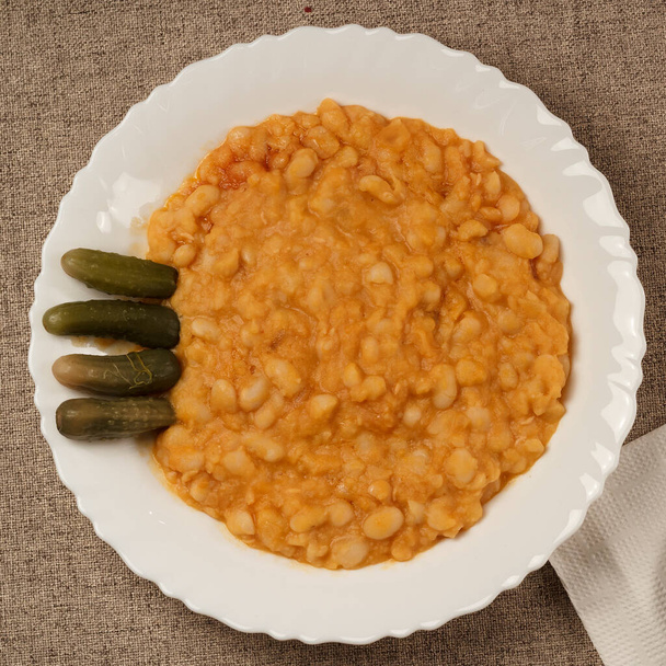 Pyré s fazolemi a nakládanými okurkami - Fotografie, Obrázek