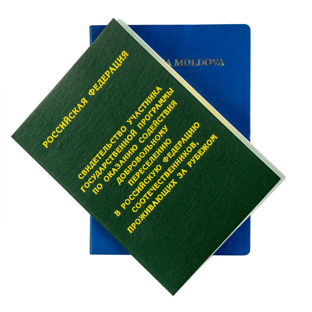 Inscriptie: "de Russische Federatie; Certificaat van de deelnemer aan het staatsprogramma voor het verlenen van bijstand bij vrijwillige hervestiging aan de Russische Federatie van de in het buitenland wonende landgenoten - Foto, afbeelding