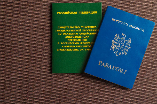 Inscriptie: "de Russische Federatie; Certificaat van de deelnemer aan het staatsprogramma voor het verlenen van bijstand bij vrijwillige hervestiging aan de Russische Federatie van de in het buitenland wonende landgenoten - Foto, afbeelding