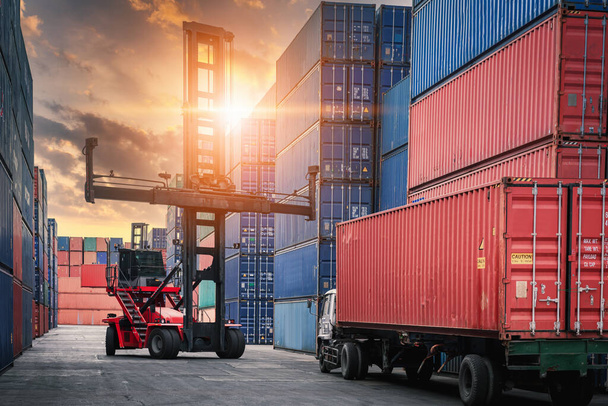 Container Cargo Port Ship Yard Storage of Logistic Transportation Industry. Vysokozdvižný vozík je zásobník kontejnerů zboží Import / Export Zásilka. Business Shipping Logistics Service Transport Industrial - Fotografie, Obrázek
