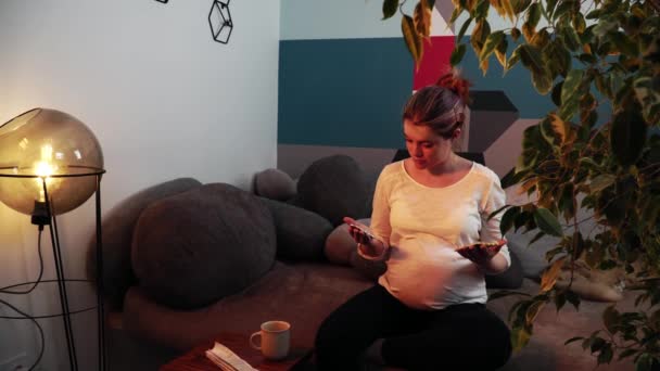 Mulher grávida está escolhendo entre duas bolhas pílula e ombros encolhe os ombros
 - Filmagem, Vídeo