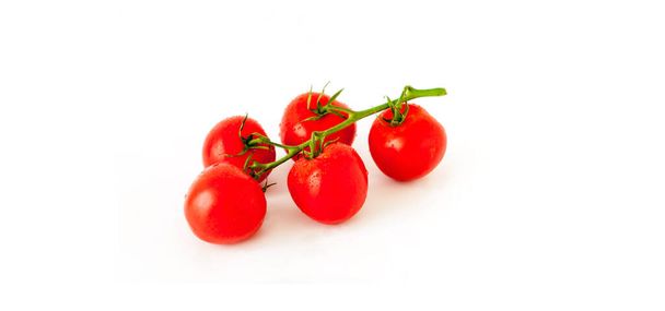 Beyaz izole edilmiş arka planda su püskürten taze kırmızı domatesler. Organik gıda konsepti. Yakın plan. - Fotoğraf, Görsel