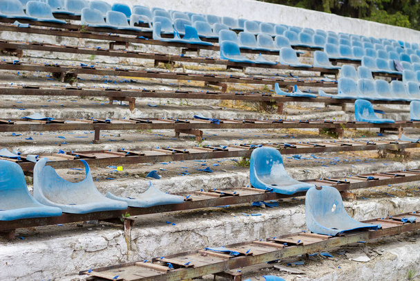 Сломанные места на стадионе, последствия беспорядков болельщиков
 - Фото, изображение