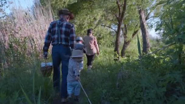 családi séta, boldog barátságos család szerető nagyszülők kedves unokáikkal szórakozás sétálni a fák között - Felvétel, videó