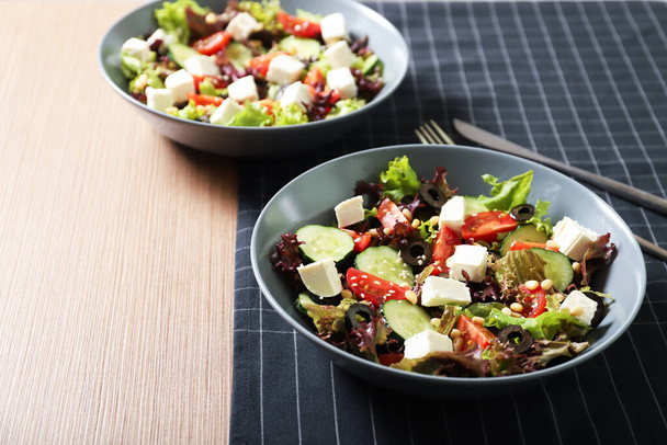 Salade grecque savoureuse aux légumes frais dans une assiette
. - Photo, image