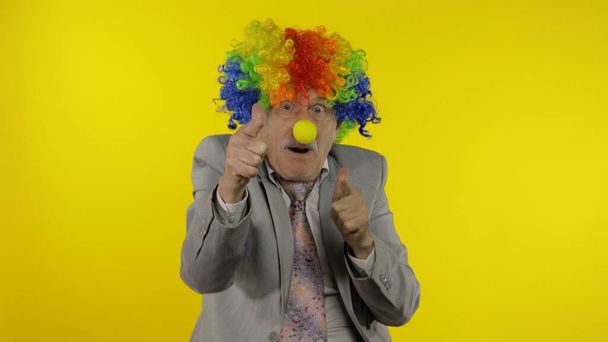 Літній клоун бізнесмен фрілансер бос робить вистрілив знаки з рук
 - Фото, зображення