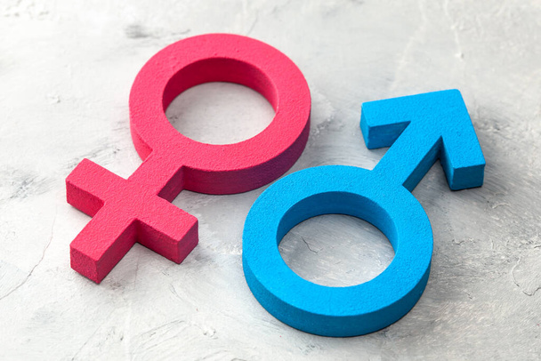 Gender-Symbole von Mann und Frau auf grauem Hintergrund - Foto, Bild