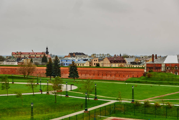 Stare Miasto (Stare Miasto) to najstarsza historyczna dzielnica Zamościa. Jest jednym z obiektów wpisanych na listę światowego dziedzictwa UNESCO w Polsce. - Zdjęcie, obraz