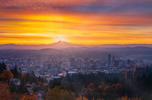 fotografía del centro de Portland con follaje otoñal en niebla delgada, amanecer brillante y nubes de colores sobre Mt Hood
 - Foto, Imagen