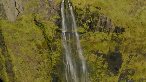 Légi kilátás gyönyörű kis vízesés Izlandon tavasszal. - Felvétel, videó