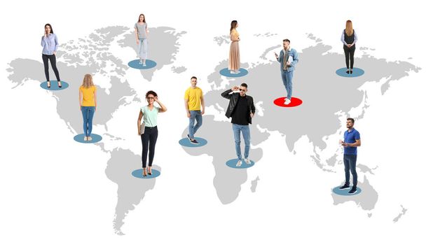 Dünya haritası ve beyaz arka planda farklı insanlar. Koronavirüs salgını sırasındaki sosyal mesafe kavramı - Fotoğraf, Görsel