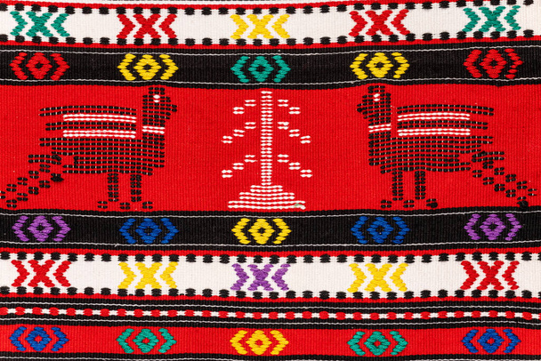 Fragment van Roemeense folk naadloos patroon. Traditioneel tapijt ontwerp. - Foto, afbeelding