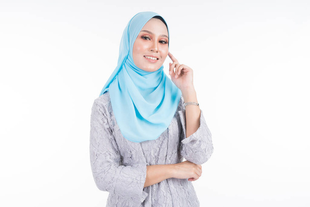 Piękna modelka w różnych pozach ubrana w nowoczesny kebaya i hidżab, miejski styl życia dla muzułmanek odizolowanych na białym tle. Piękno i hidżab koncepcja mody. Połowa długości. - Zdjęcie, obraz