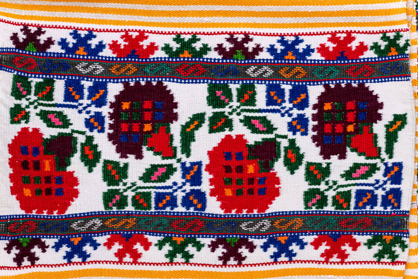 ルーマニアの民俗シームレスなパターンの断片。伝統的なカーペットデザイン. - 写真・画像