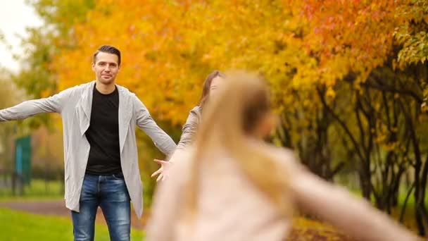 小さな女の子と幸せな父親は屋外の秋の公園で秋の日をお楽しみください。秋の家族旅行 - 映像、動画