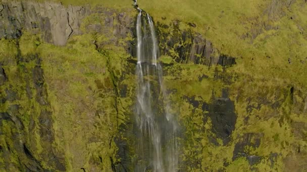 Αεροφωτογραφία του όμορφου μικρού καταρράκτη στην Ισλανδία την άνοιξη. - Πλάνα, βίντεο