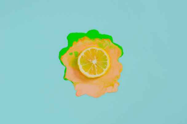 Řez citron na barevném plakátu barvy, které kapka na modrém pozadí. Minimální letní koncept. - Fotografie, Obrázek