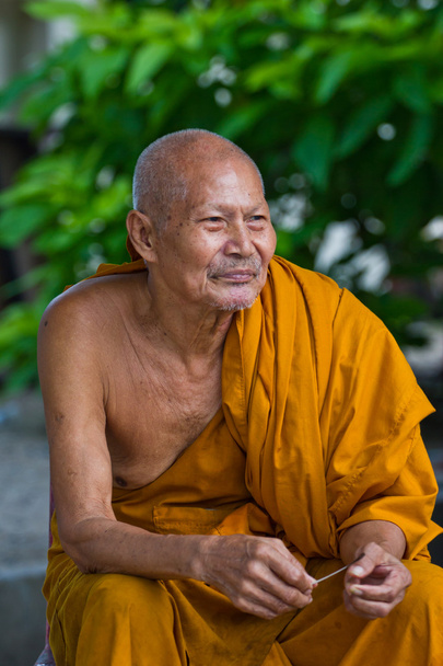 thai monk sits to smile - Fotografie, Obrázek