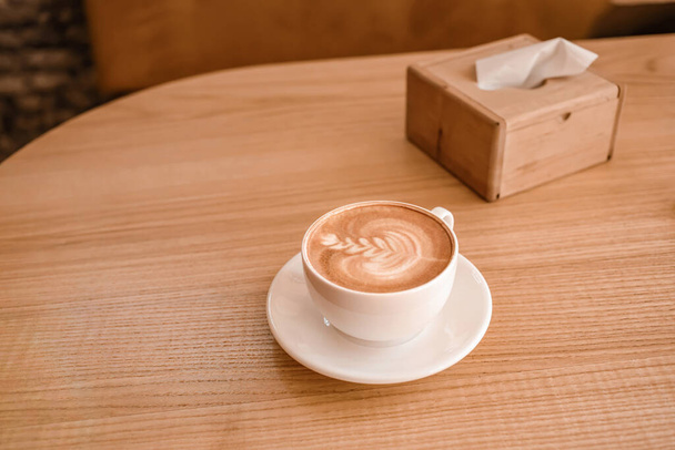 Egy csésze finom kávé az asztalon a kávézóban - Fotó, kép