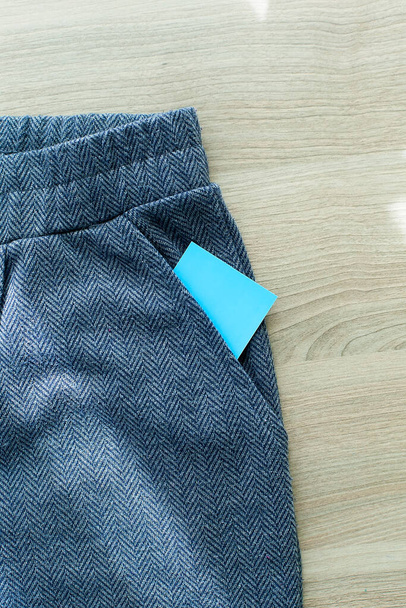 Primer plano de la tarjeta de crédito en pantalones vaqueros pocket.blue
 - Foto, Imagen