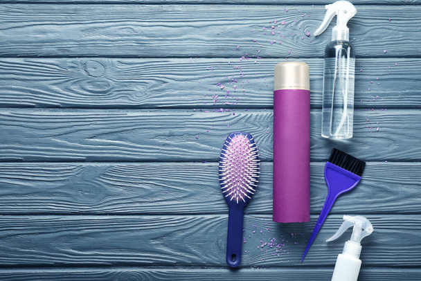 Sprays pour cheveux avec fournitures de coiffeur sur fond en bois
 - Photo, image