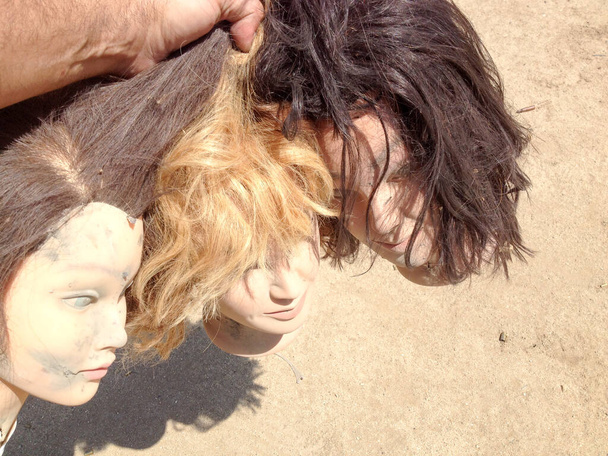 ゾンビ映画女性マネキンプラスチックフェイクおもちゃ頭とともに髪 - 写真・画像
