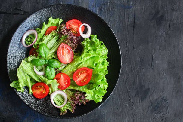 Feuilles de salade saines mélangent micro vert, concombre, tomate, oignon autre ingrédient. espace de copie de fond alimentaire
 - Photo, image