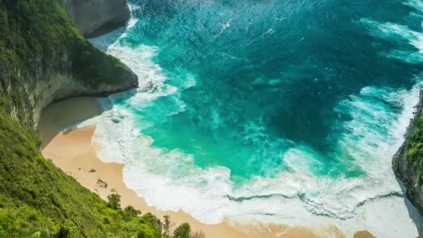 Spektakuläre Wellen toben in der Manta Bay oder Kelingking Beach mit blauem Kristallwasser, Nusa Penida - Filmmaterial, Video