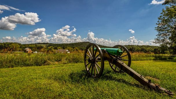 Eine Kanone aus dem amerikanischen Bürgerkrieg sitzt in der Seite eines Hügels in Pennsylvania. - Foto, Bild