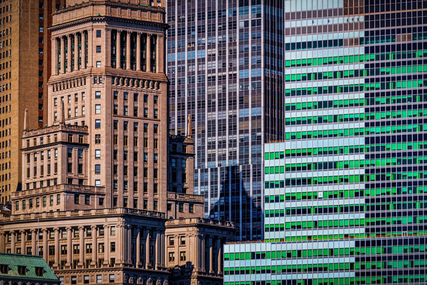 New Yorkin vanhojen ja uusien rakennusten välinen kontrasti
. - Valokuva, kuva