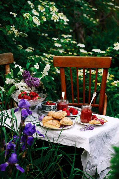 Lila teeleipiä mansikka juustomassan kesällä puutarhassa.selektiivinen painopiste - Valokuva, kuva