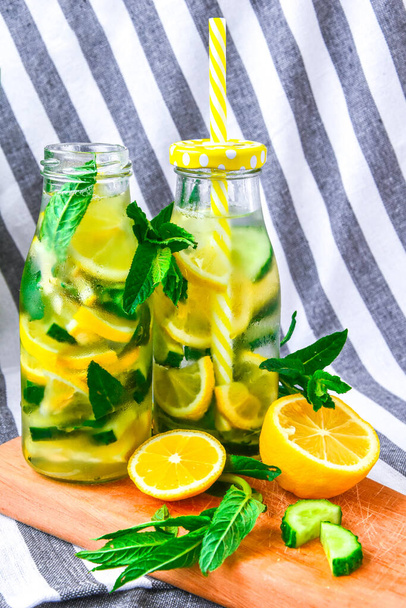 Verse koele citroen komkommer munt geïnfundeerd water detox drank, zomer verfrissende drank, biologische veganistische drank, selectieve focus - Foto, afbeelding