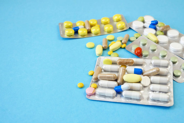 sok tablettát hólyagok és kapszulák háttér, Gyógyszerészeti gyógyszer. Coronavirus kezelési koncepció - Fotó, kép
