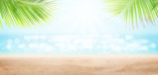 Mar tropical de verano con olas brillantes, arena caliente en la playa y cielo azul soleado. Fondo de plantilla amplia
 - Foto, imagen