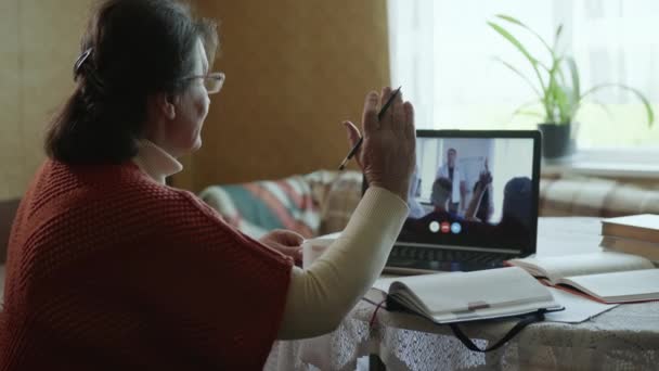 moderne ouderdom, oudere vrouw ondergaat afstandsonderwijs online met behulp van video bellen - Video