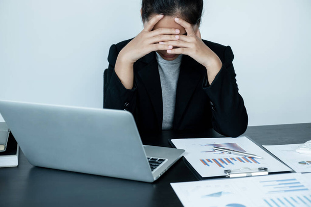 Втомлена ділова жінка з стресовим головним болем від роботи, сидячи за офісним столом
. - Фото, зображення