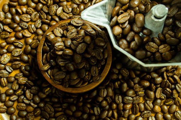 Geröstete Kaffeebohnen mit Mokka-Kanne auf Grunge-Holz können als Hintergrund verwendet werden - Foto, Bild