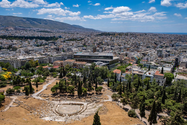 Athene stadsgezicht, Acropolis museum en oude Dionysus theater tegen de blauwe lucht in een zonnige lentedag. Uitzicht vanaf Acropolis heuvel. Attica, Griekenland - Foto, afbeelding