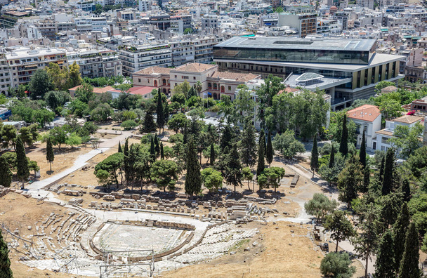 Μουσείο Ακρόπολης Αθηνών, νέο σύγχρονο κτίριο και αρχαίο θέατρο Διόνυσος, θέα από το λόφο της Ακρόπολης. Αττική, Ελλάδα - Φωτογραφία, εικόνα
