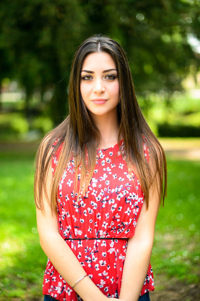 Portrait of a young beautiful woman outdoor in a park - Foto, Imagen