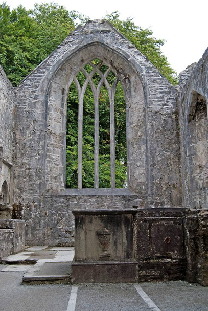 アイルランドの古い教会の廃墟の石壁 - 写真・画像