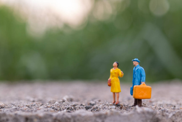 Miniatuur mensen, Reiziger met een handtas in het park, Reizen concept - Foto, afbeelding