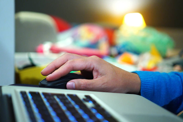 Hände einer jungen Frau, die von zu Hause aus mit ihrem Laptop wegen des pandemischen Virus covid-19 arbeitet - Foto, Bild