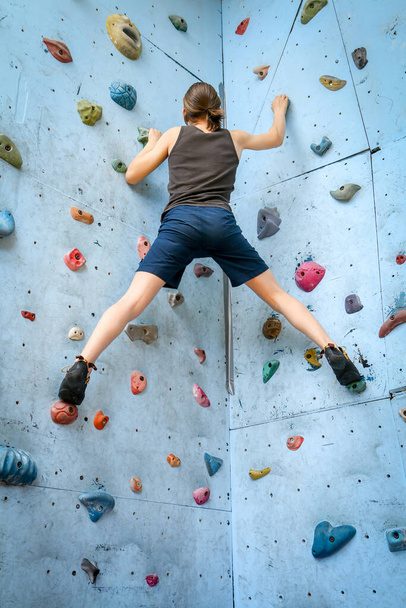 Dospívající chlapec trénink lezení lezecká stěna - Fotografie, Obrázek