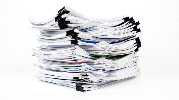 Empilements de fichiers papier d'affaires isolés sur fond blanc, papiers de rapport d'affaires, piles de documents inachevés
 - Photo, image