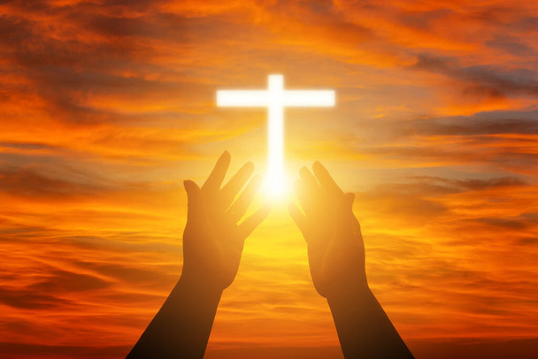 Ludzkie dłonie otwierają dłonie. Eucharystia Błogosławiony Bóg Pomagający Pokutującemu Katolickiemu Umysłowi Wielkanocnemu Módl się. Koncepcja religii chrześcijańskiej.Walka i zwycięstwo dla Boga Ludzie modlą się o zachodzie słońca - Zdjęcie, obraz