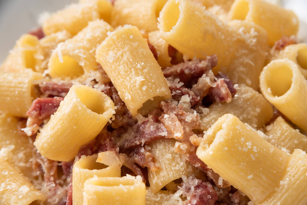 Piatto di deliziosa pasta alla gricia, ricetta tipica italiana di pasta con guanciale e pecorino romano
 - Foto, immagini