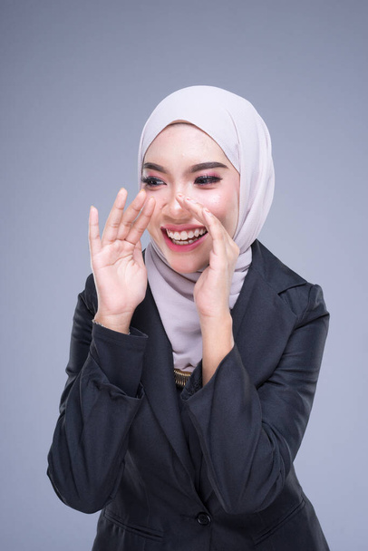 Portrait mi-long d'une jolie femme d'affaires musulmane portant du hijab avec des poses et des gestes mixtes isolés sur fond gris. Pour la découpe d'image pour les entreprises, la technologie, les entreprises ou les finances
. - Photo, image