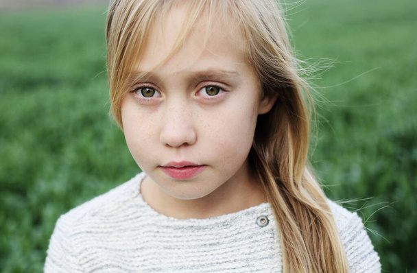 Portré egy lányról, aki élvezi a szabadságot a nyáron. Koronavírus-karantén megszüntetése a kovid-19 karanténból.    - Fotó, kép