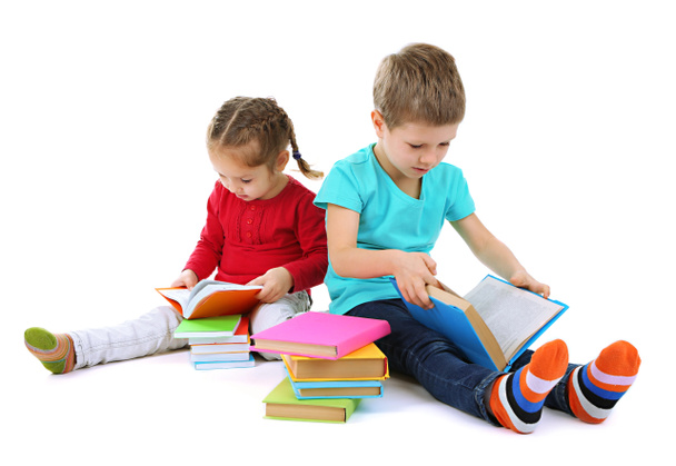 malé děti s knihami izolovaných na bílém - Fotografie, Obrázek
